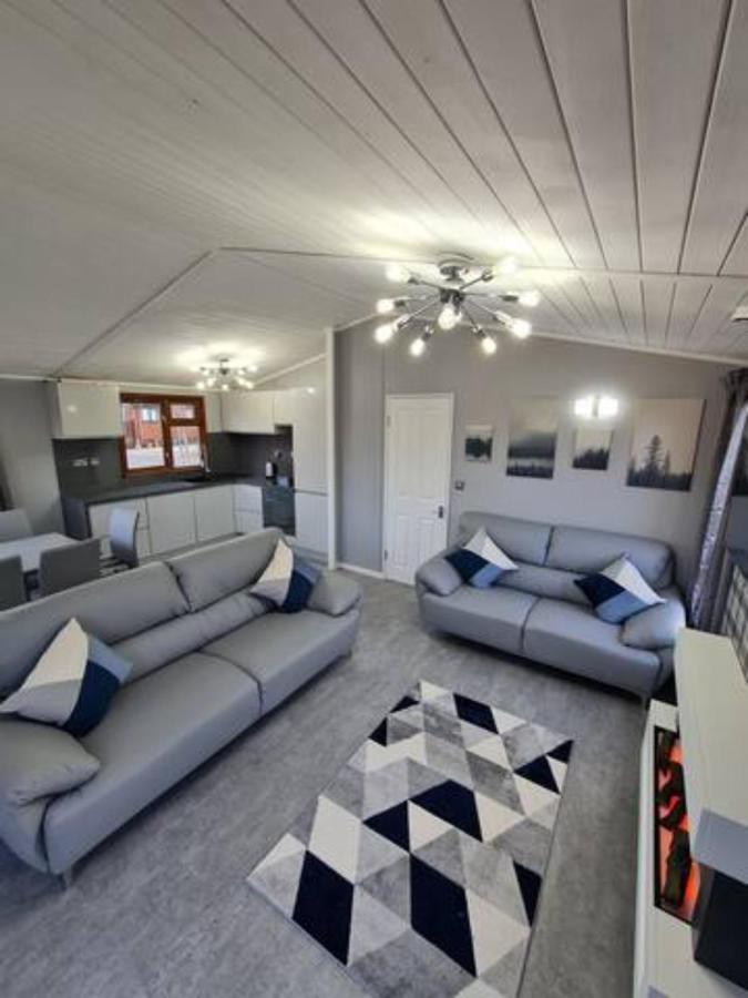 4 Bed Luxury Lodge With Hot Tub Near Lake District Warton Экстерьер фото