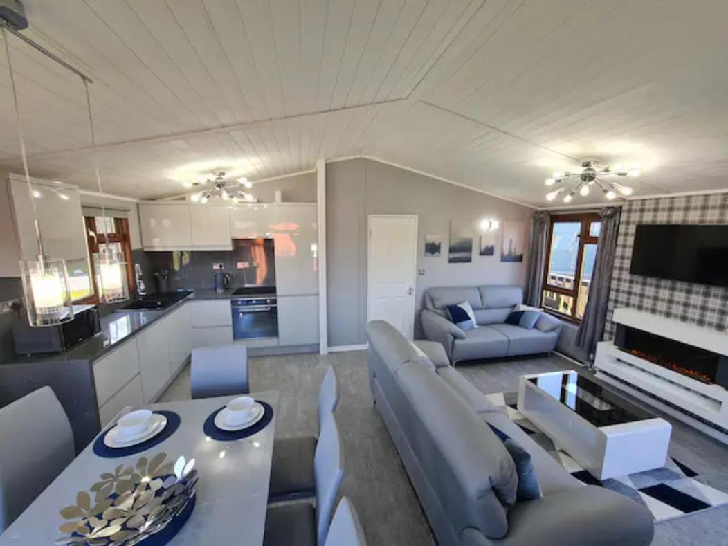 4 Bed Luxury Lodge With Hot Tub Near Lake District Warton Экстерьер фото