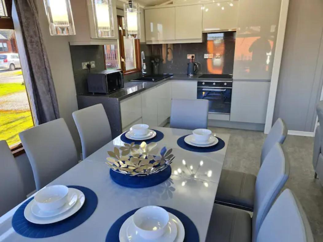 4 Bed Luxury Lodge With Hot Tub Near Lake District Warton Экстерьер фото
