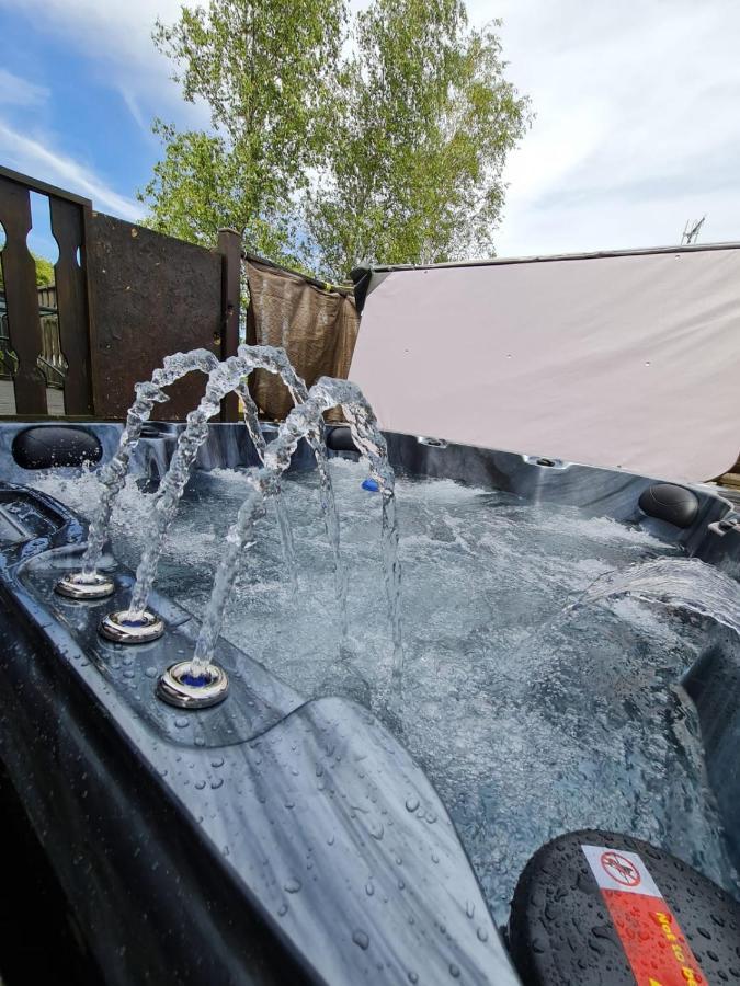 4 Bed Luxury Lodge With Hot Tub Near Lake District Warton Экстерьер фото