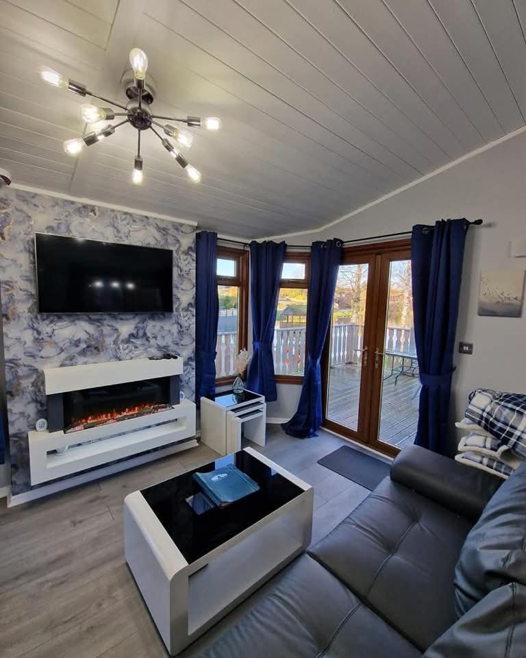 4 Bed Luxury Lodge With Hot Tub Near Lake District Warton Экстерьер фото